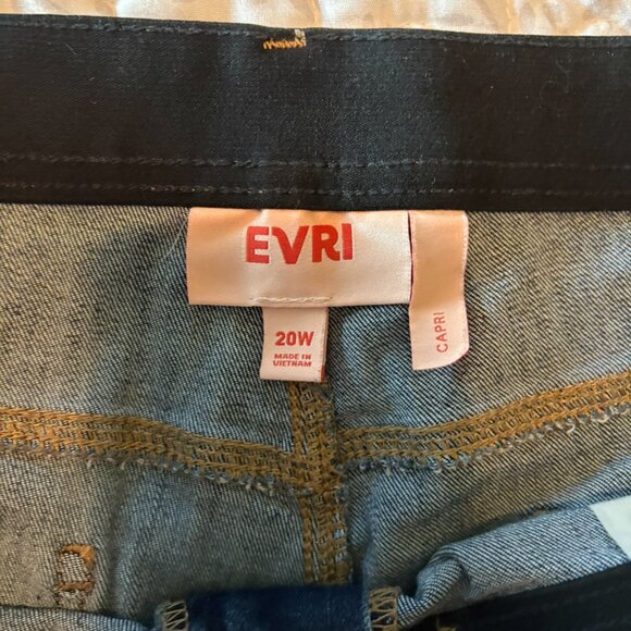 EVRI Blue Ankle Cropped Jeans with Subtle Fading - Picture 8 of 8